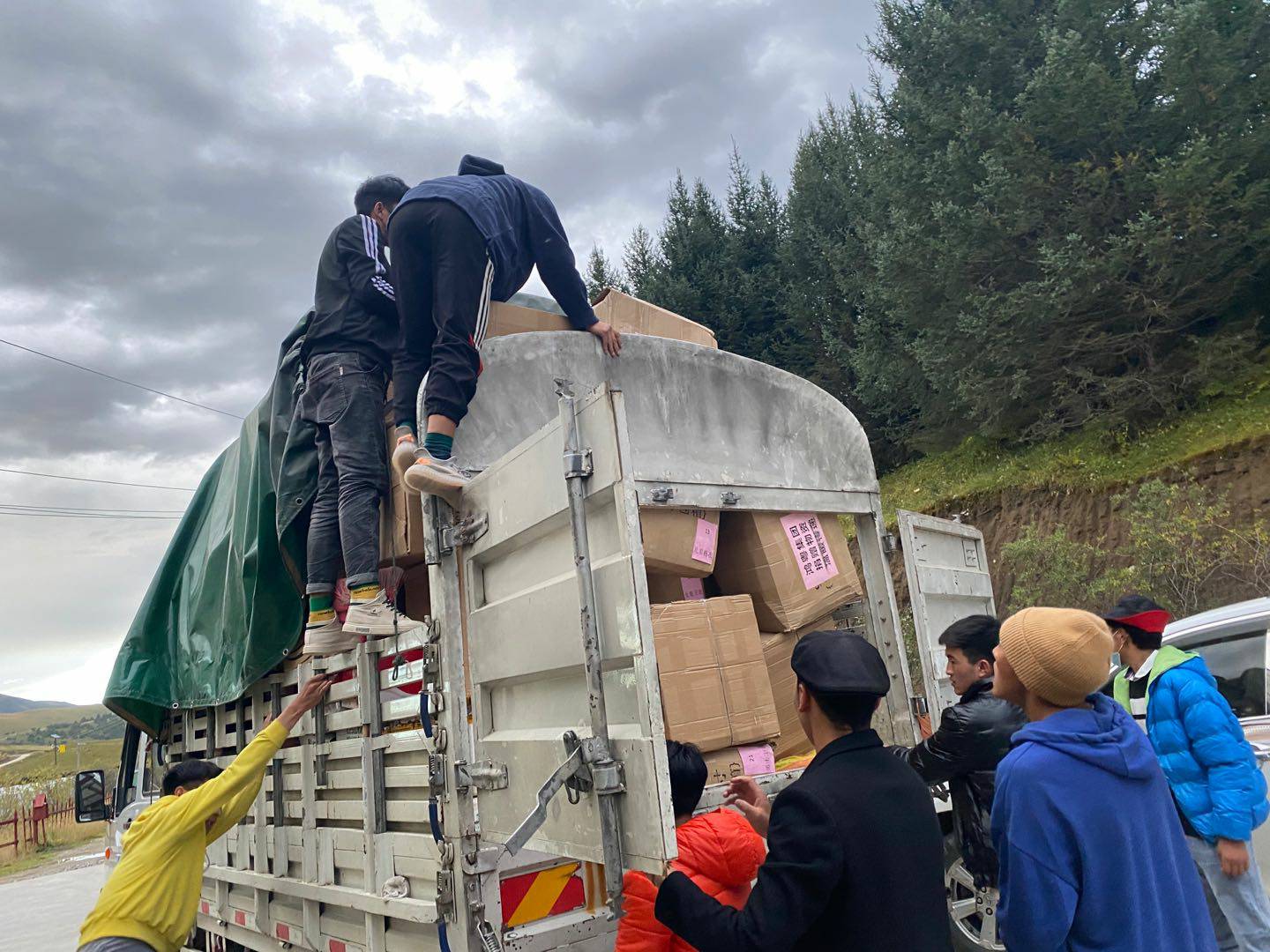 开云手机官方网站-开云（中国）公益回顾丨家国同欢月同圆 温暖满载甘孜州(图5)